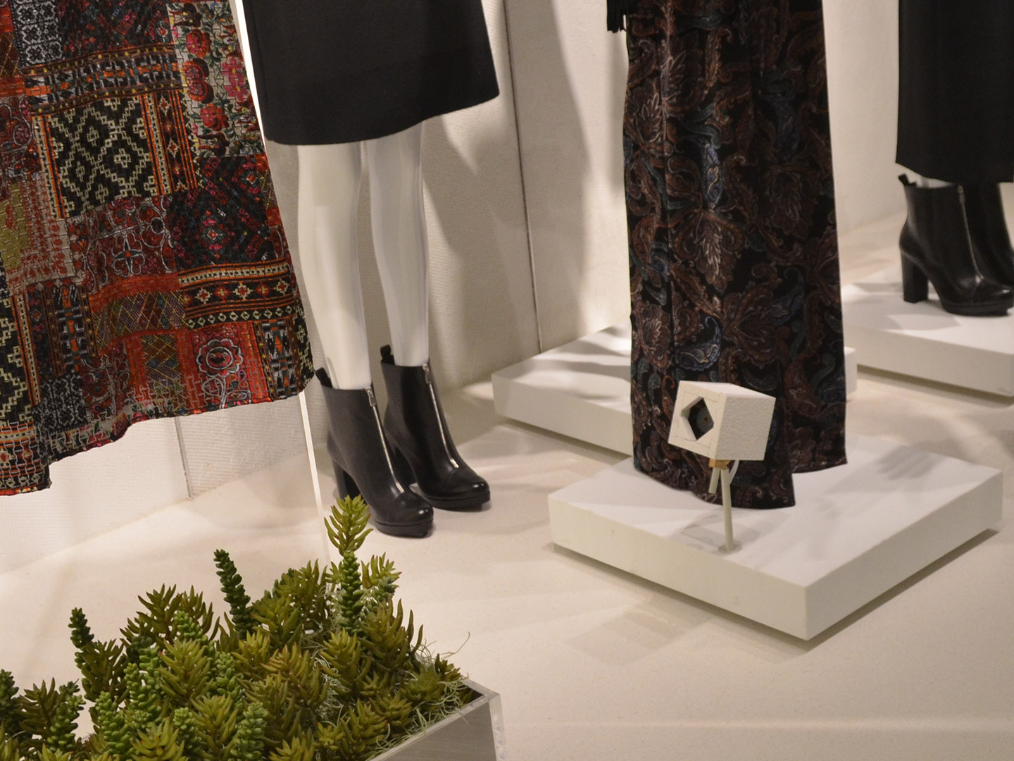 Dress motion. Interactive shop window