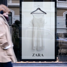 Motion dress. Interactive shop window