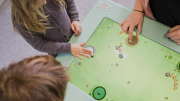 Interactive multiplayer games on multitouch screens