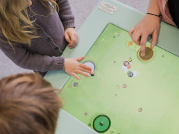 Interactive multiplayer games on multitouch screens