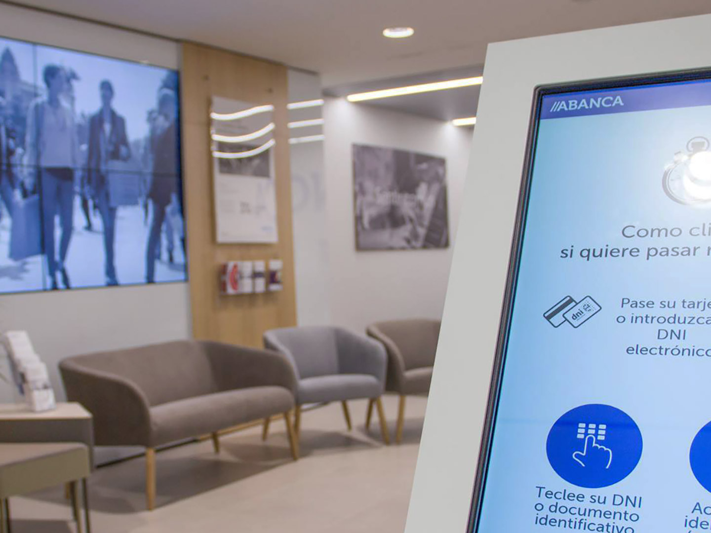 Office digitalization. Digital signage for Abanca