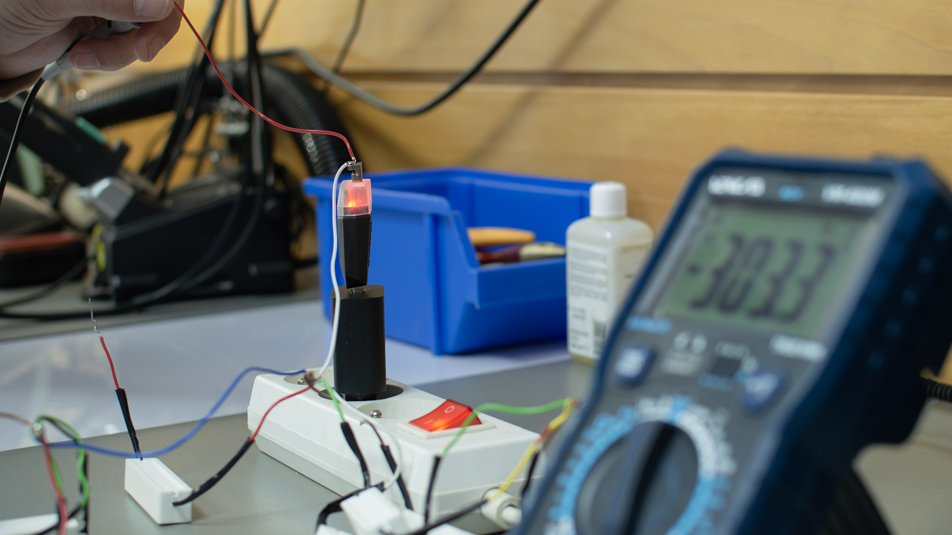 Testing the USBSafe port protector on the bench